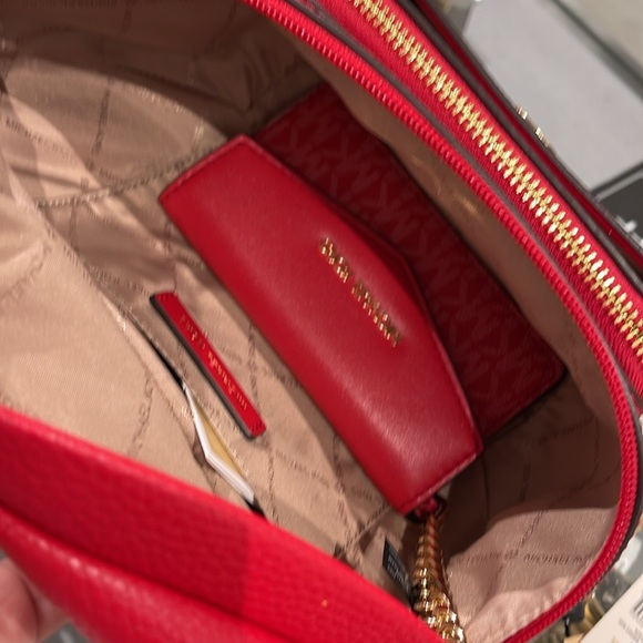 MICHAEL KORS
Maisie Large Pebbled Leather 2-in-1 Sling Pack
Bright Red
NWT - Picture 10 of 16